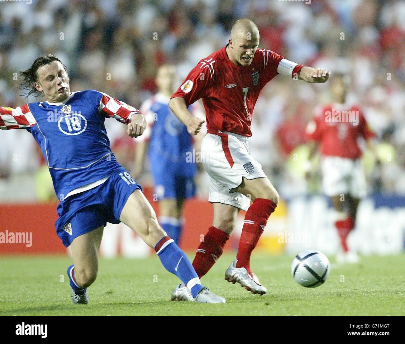 Der englische David Beckham wird während der EM 2004, der ersten Runde, des Spiels der Gruppe B im Estadio de Luz in Lissabon, Portugal, von der kroatischen Ivica Olic (links) herausgefordert. England gewann 4-2. Stockfoto