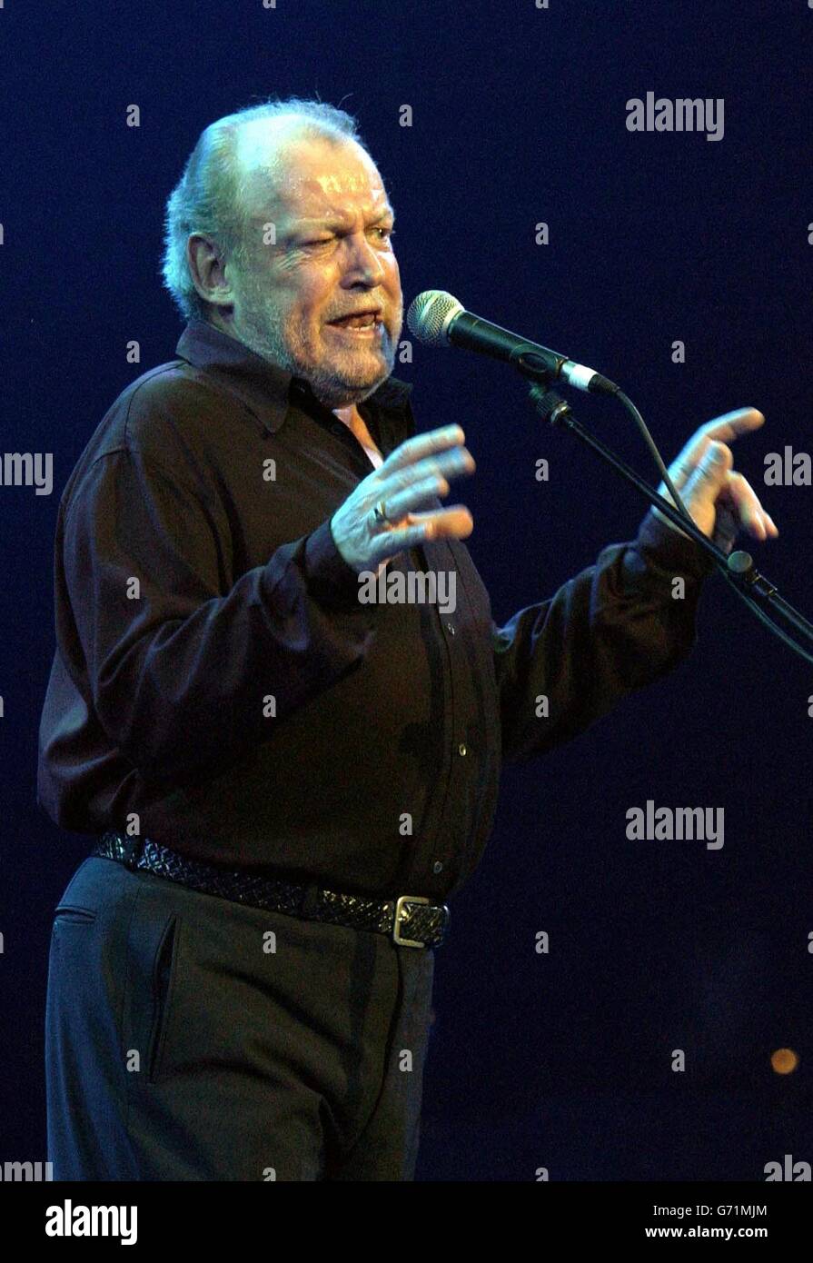 Joe Cocker beim Lonnie Donegan, Tribute Konzert in der Royal Albert Hall im Zentrum von London. Einige der größten Namen im Rock nahmen an einer Hommage an 'King of Skiffle' Lonnie Donegan Teil - von vielen als 'Pate des Rock'n'Roll' angesehen - der im November 2002 im Alter von 71 Jahren starb. Stockfoto
