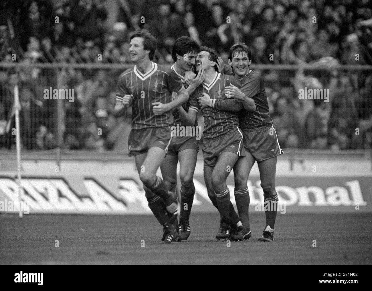 Alan Kennedy (Zweiter von rechts) wurde von drei seiner Mitschlosser nach dem Ausgleich für Liverpool in der 75. Minute des Milk Cup Finales gegen Manchester United in Wembley gratuliert. Mit ihm sind (von links) Ronnie Whelan, der in der Extrazeit erzielte, Ian Rush und Kenny Dalglish. Stockfoto