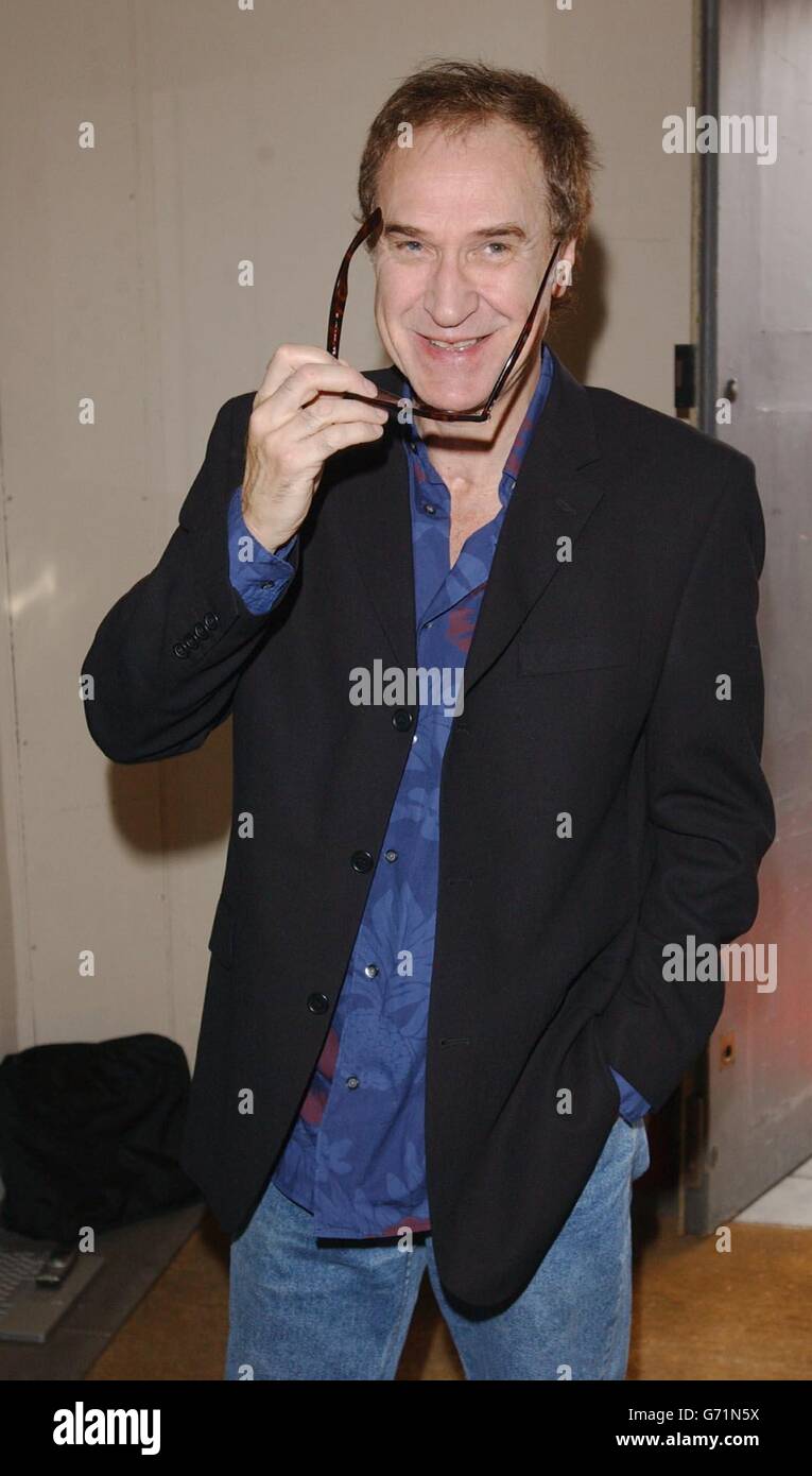 Der sechziger Sänger Ray Davies von The Kinks kommt bei der Verleihung des MOJO Honors List Awards im Banqueting House, Whitehall, im Zentrum von London, an. Die MOJO's sind die ersten Auszeichnungen des Vereinigten Königreichs, die vollständig auf der Anerkennung berufslanger Beiträge zur populären Musik basieren. Stockfoto