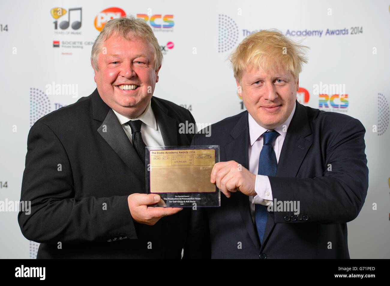 Nick Ferrari und Boris Johnson, der Bürgermeister von London, wurden bei den Radio Academy Awards 2014 im Grosvenor House Hotel im Zentrum von London mit dem Sonderpreis für Call Clegg und Ask Boris von LBC ausgezeichnet. Stockfoto