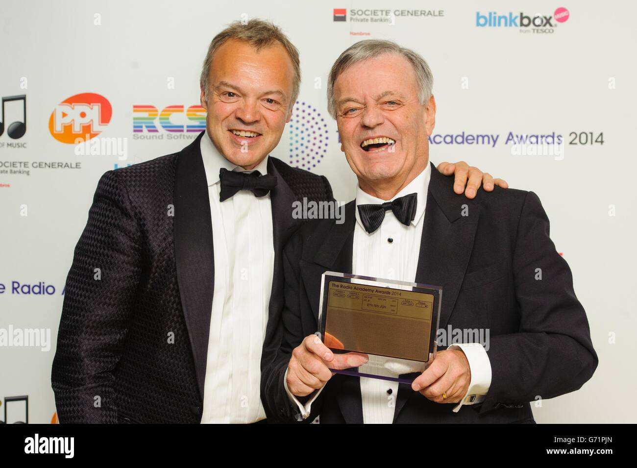 Award-Moderator Graham Norton mit Tony Blackburn, Gewinner des Gold Award bei den Radio Academy Awards 2014, im Grosvenor House Hotel im Zentrum von London. Stockfoto