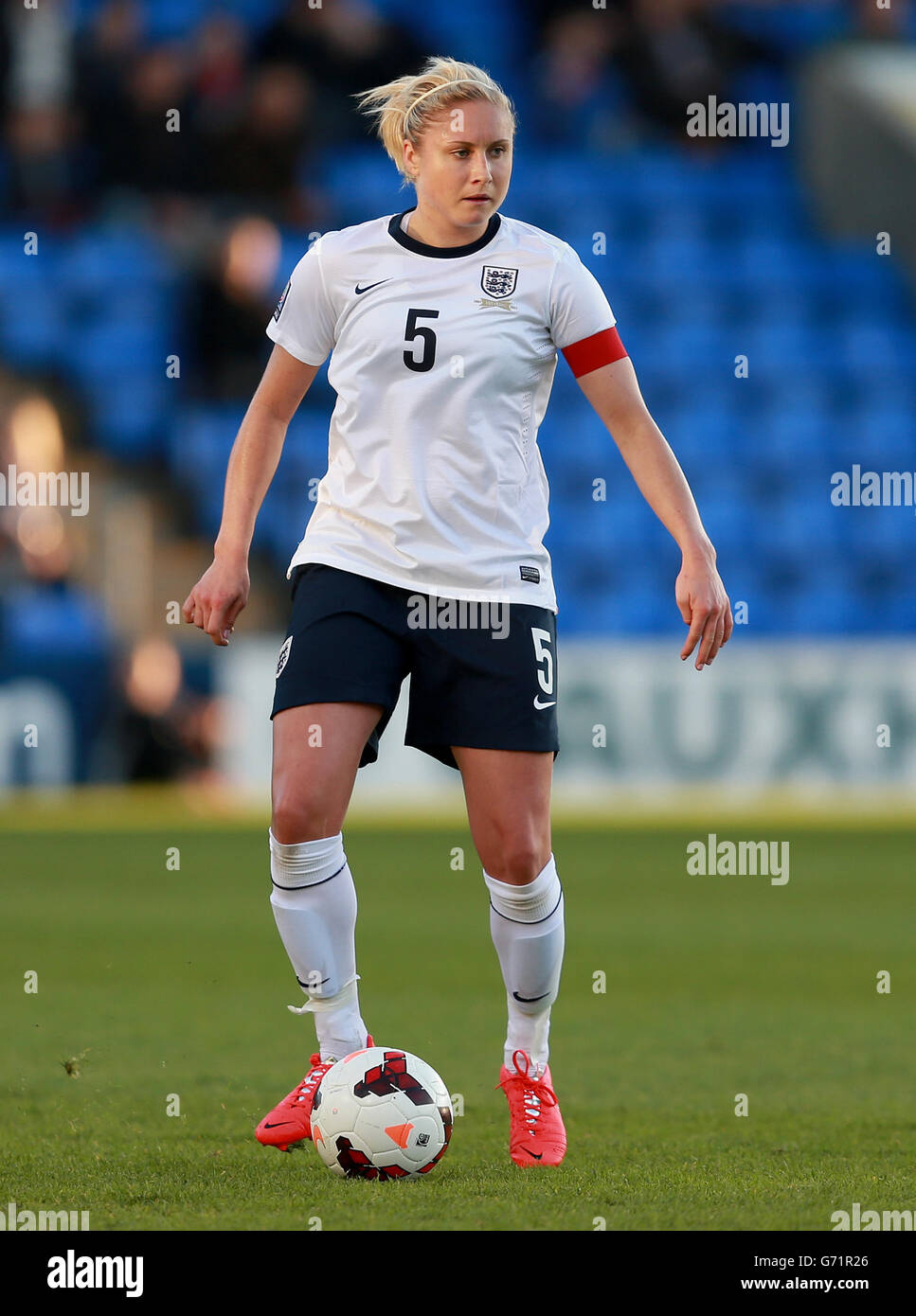 Steph Houghton, Englands Fußballnationalmannschaft, während des FIFA 2015 Frauen-Weltcups, des Qualifying-Spiels der Gruppe sechs im Greenhous Meadow Stadium, Shrewsbury. Stockfoto