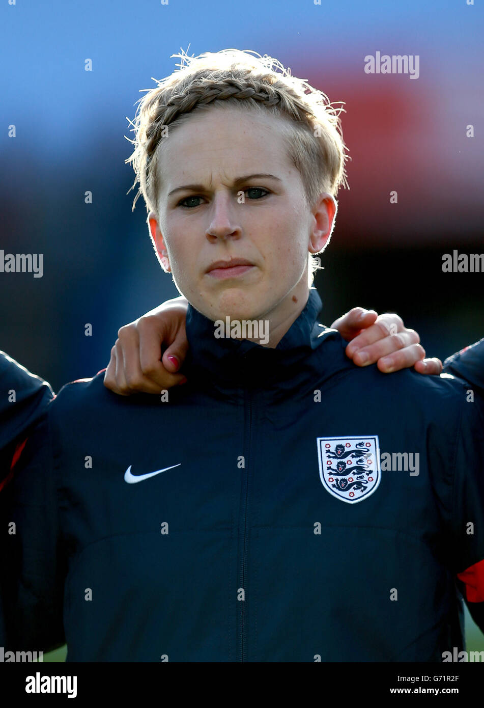 Die Engländerin Natasha Dowie während des FIFA 2015 Frauen-Weltcups, des Qualifying-Spiels der Gruppe sechs im Greenhous Meadow Stadium, Shrewsbury. Stockfoto