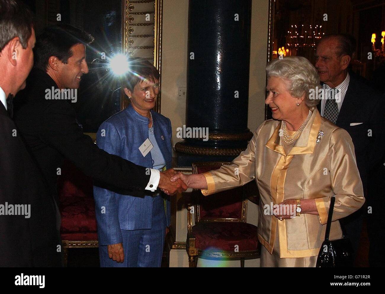 Königin Elizabeth II (rechts) schüttelt die Hand des olympischen Goldmedaillengewinners Lord Sebastian Coe, der von Kultursekretärin Tessa Jowell bei einem Empfang im Buckingham Palace für die an der Bewerbung Londons für die Olympischen Spiele 2012 beteiligten Personen beobachtet wurde. Eine Sprecherin aus London 2012 sagte, dass der Empfang organisiert wurde, um den an der Olympischen Bewerbung in London 2012 Beteiligten zu danken und dass die Veranstaltung auch dem Team und seinen Unterstützern und Botschaftern viel Glück für den Rest der Kampagne wünschen würde. Siehe PA Story SPORT Olympics. PA-Foto:John Stillwell/WPA Rota. Stockfoto