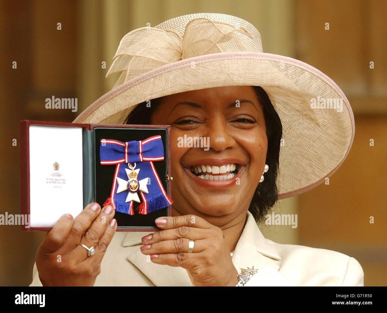 Colleen Harris im Buckingham Palace in London, wo sie den Royal Victorian Order vom Prince of Wales erhielt - für den sie früher Pressesprecherin war. Frau Harris ist jetzt Kommunikationsdirektorin für die Kommission für Rassengleichheit, nachdem sie im vergangenen Jahr den Palast verlassen hat. Stockfoto