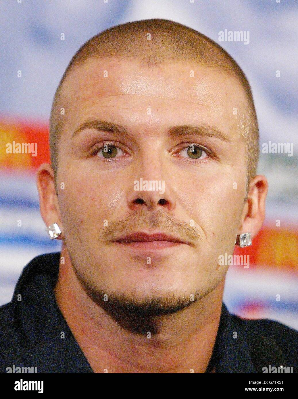 Der englische Kapitän David Beckham spricht während einer Pressekonferenz im Medienzentrum in Lissabon, Portugal. England wurde gestern von den Europameisterschaften 2004 ausgeschlagen, nachdem es im Viertelfinale gegen Portugal verloren hatte. 08/08/04: David Beckham mag mehr mit der verstorbenen Diana, Prinzessin von Wales, gemeinsam haben als ihr weltweiter Ruhm und Reichtum jenseits wildester Träume. Forscher analysierten den Platz der Fußballer und Diana im öffentlichen Herzen und folgern, dass Beckham seit ihrem vorzeitigen Tod leicht in ihren Teil der Prominentenkonstellation getreten war. NUR REDAKTIONELLE VERWENDUNG, KEIN MOBILTELEFON Stockfoto