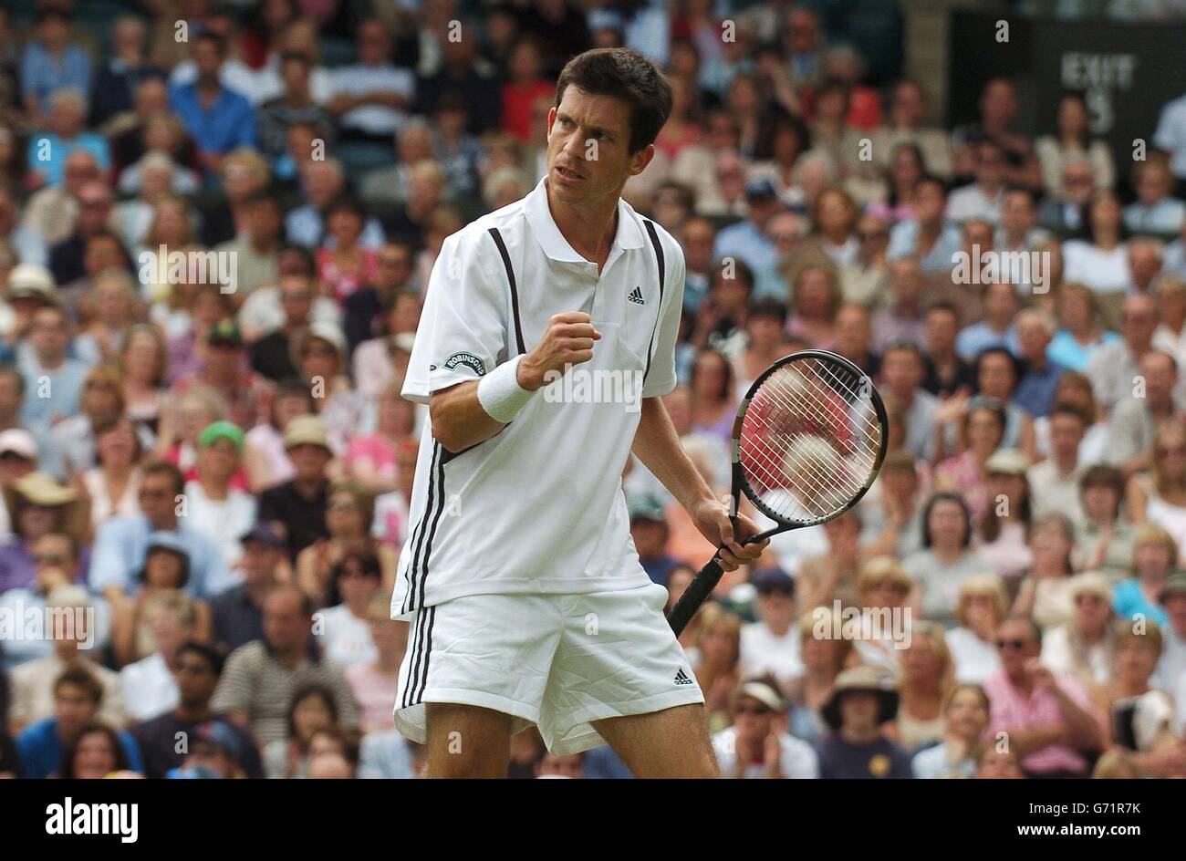 Der Großbritanniens Tim Henman klatscht seine Faust während seines Spiels gegen den Schweizer Ivo Heuberger bei den Lawn Tennis Championships in Wimbledon, London. Henman gewann das Spiel in geraden Sätzen 7:5/6:3/6:2. NUR FÜR REDAKTIONELLE ZWECKE, KEINE VERWENDUNG VON MOBILTELEFONEN. Stockfoto