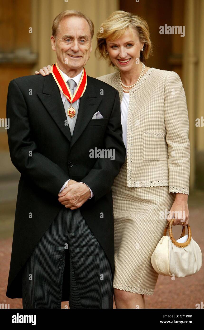 Sir Harold Evans im Buckingham Palace in London mit seiner Frau Tina Brown, nachdem er vom Prinz von Wales wegen Verdienste um den Journalismus zum Ritter geschlagen wurde. Sir Harold, der Sohn eines Eisenbahnarbeiters, stieg durch die Reihen auf, um Herausgeber des Northern Echo zu werden, und war für die Sunday Times verantwortlich, als sie über die Wirkung des Medikaments Thalidomid auf Schwangere berichtete. Stockfoto