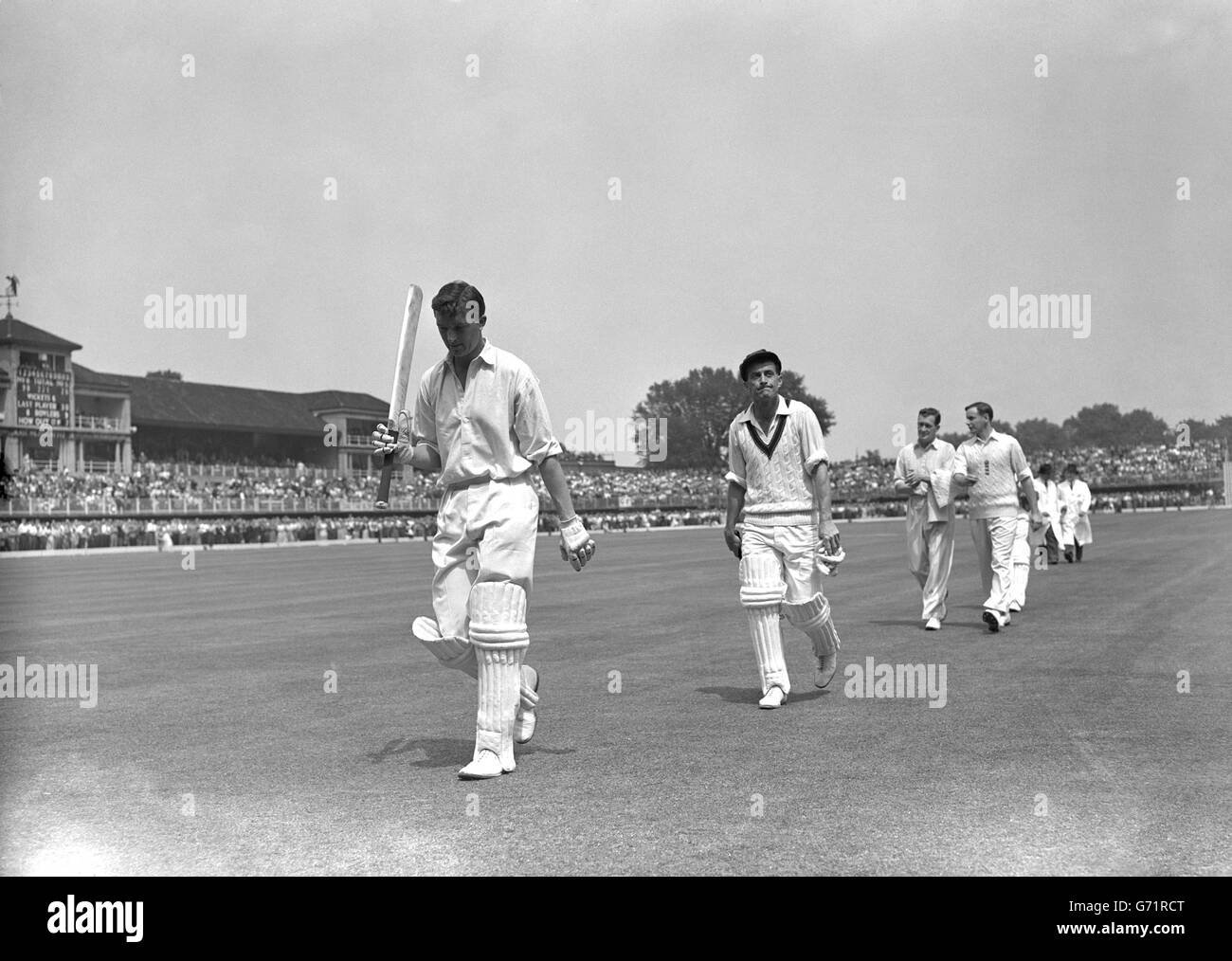 Cricket - 2. Test - England gegen Australien - 4. Tag - Lords. Richard 'Richie' Benaud (Australien) hebt seine Fledermaus, als er zum Mittagessen kommt, nachdem seine 90 nicht aus ist. Stockfoto