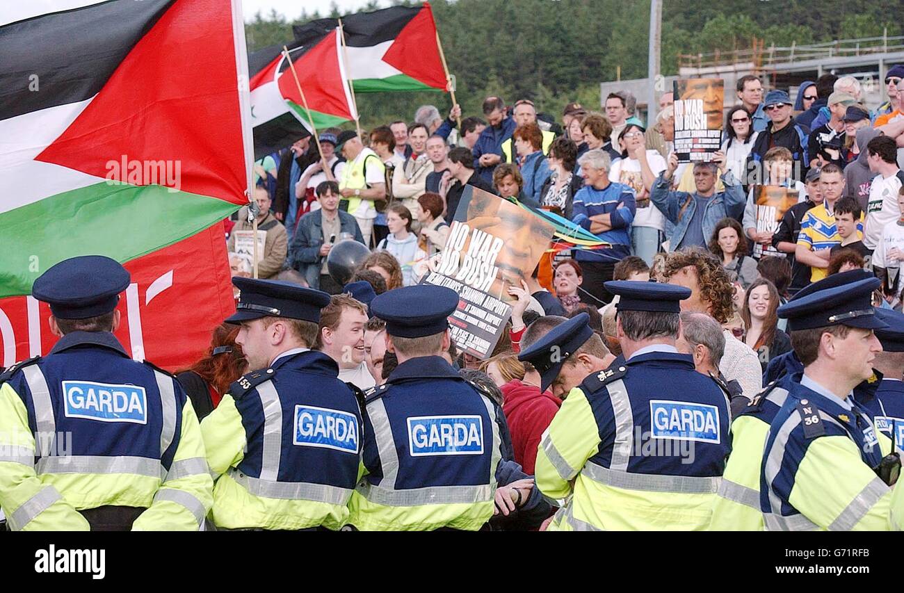 Demonstranten vor dem Flughafen Shannon vor der Ankunft des US-Präsidenten George Bush, der am EU-Gipfel im Dromoland Castle in Co Clare teilnimmt. Stockfoto