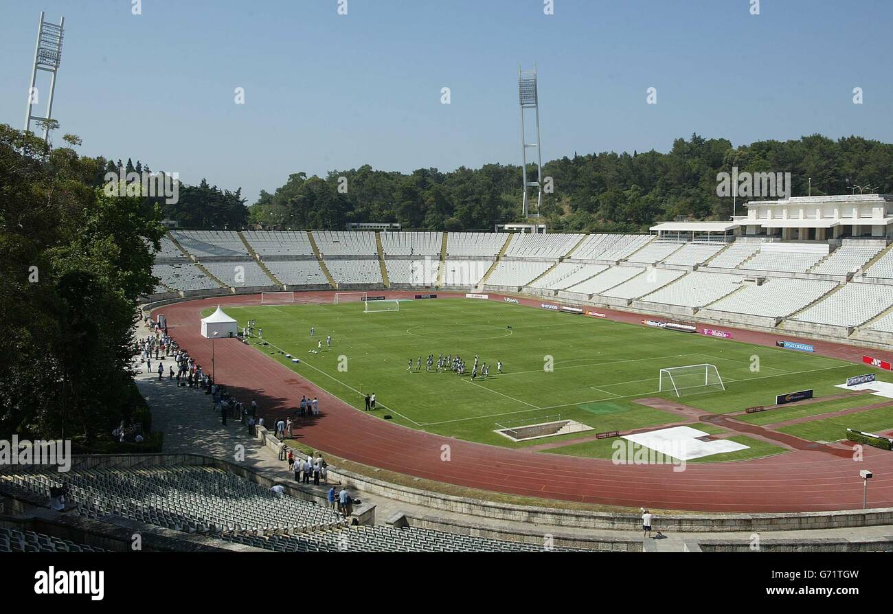 Blick auf das Nationalstadion in Lissabon, während die englische Mannschaft in Vorbereitung auf ihr Eröffnungsspiel der Euro 2004 gegen Frankreich trainiert. Stockfoto