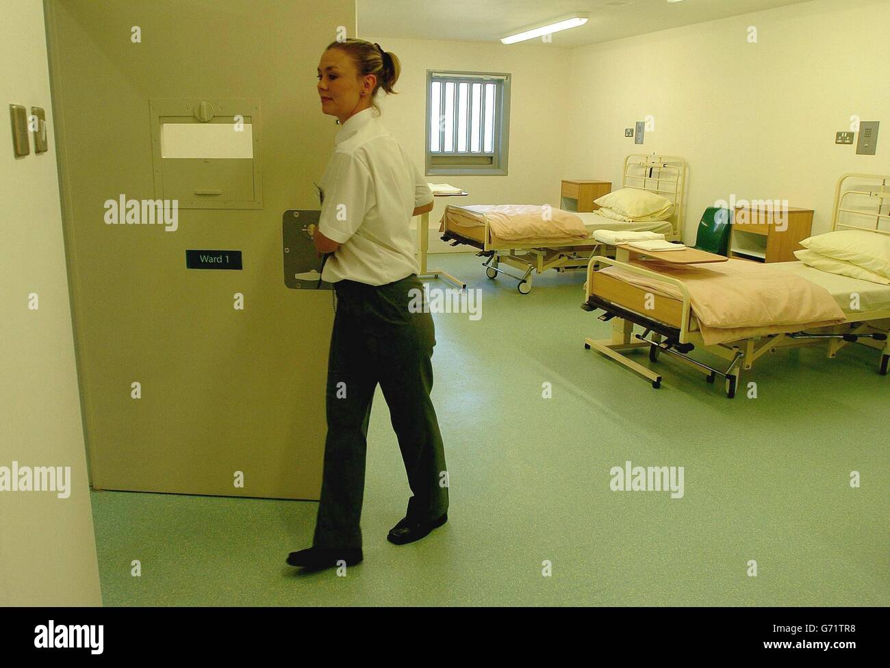 Jenny MiIloney bereitet sich darauf vor, die Krankenstation im neuen HMP Bronzefield (Frauengefängnis) in Ashford Middx einzusperren. Stockfoto