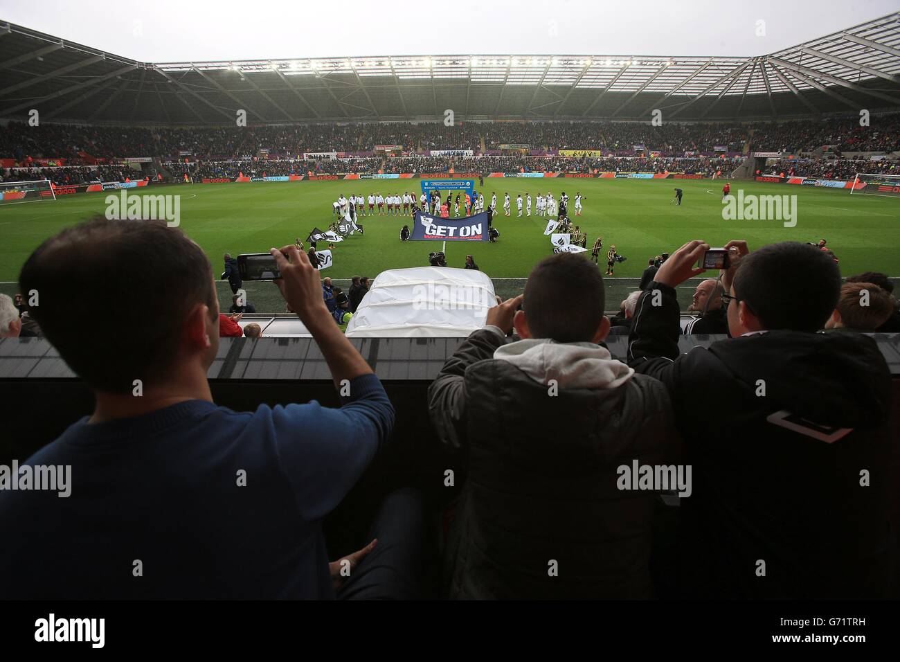 Fußball - Barclays Premier League - Swansea City / Aston Villa - Liberty Stadium. Die Fans fotografieren die beiden Mannschaften, die sich vor dem Anpfiff anstellen Stockfoto