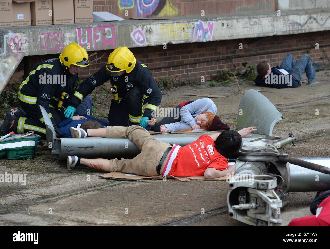 Notfallteams bei der Arbeit während einer Trainingsübung - veranstaltet von der London Fire Brigade (LFB) - in und um eine verfallene viktorianische Mühle, bekannt als Millennium Mills in Docklands, London. Stockfoto