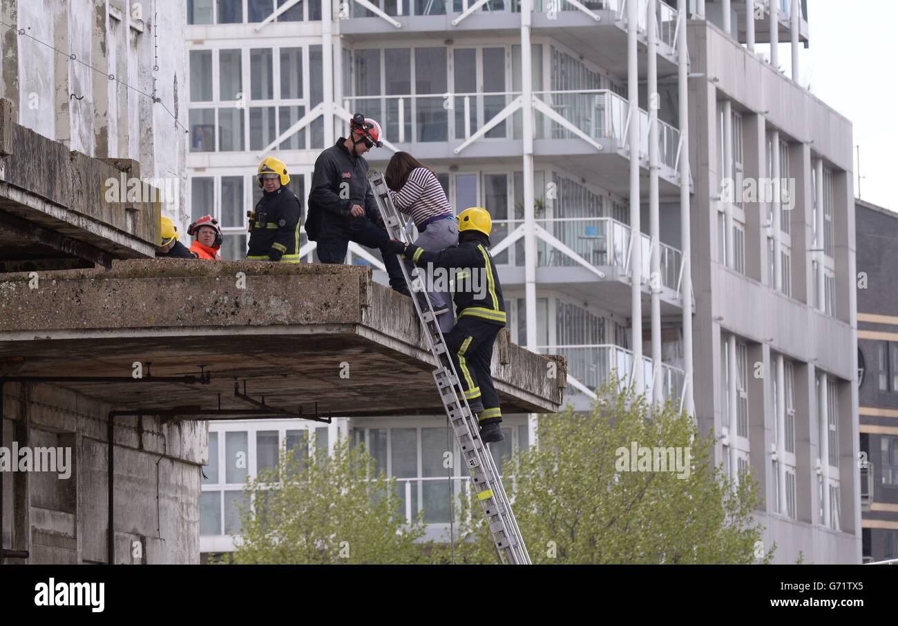 Notfallteams bei der Arbeit während einer Trainingsübung - veranstaltet von der London Fire Brigade (LFB) - in und um eine verfallene viktorianische Mühle, bekannt als Millennium Mills in Docklands, London. Stockfoto