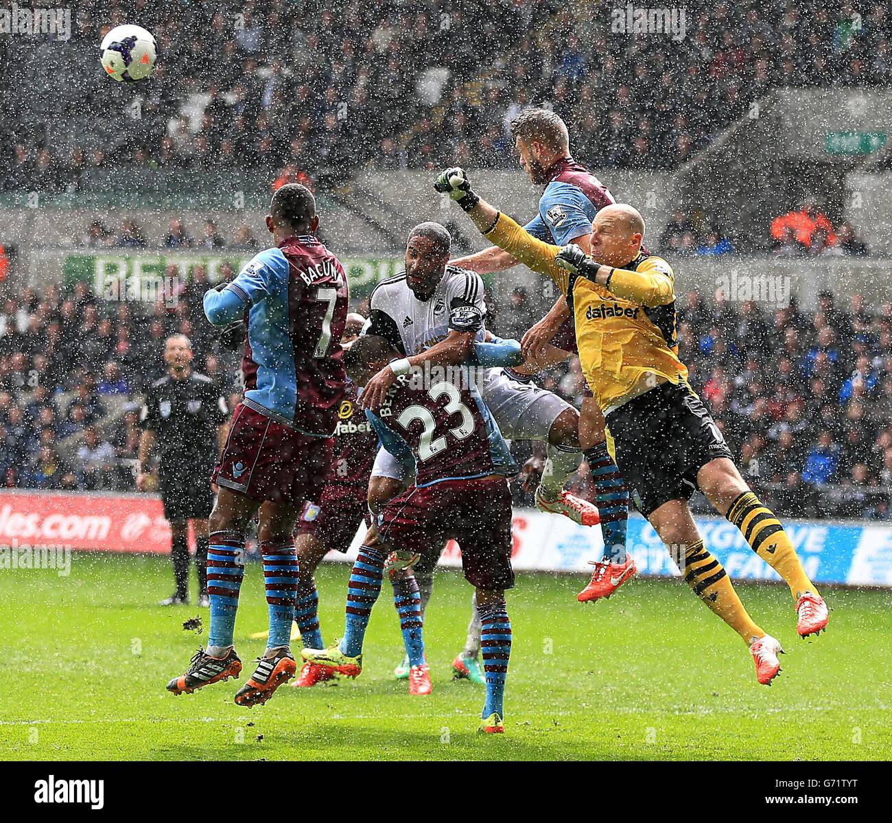 Fußball - Barclays Premier League - Swansea City / Aston Villa - Liberty Stadium. Der Torhüter von Aston Villa, Bradley Guzan, springt, um den Ball in seiner Gegend zu schlagen Stockfoto