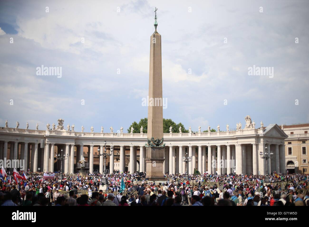 Pilger aus aller Welt kommen auf den Petersplatz in der Vatikanstadt, um die Heiligsprechung der Päpste Johannes XXIII. Und Johannes Paul II. Zu sehen, die morgen Heilige werden. Stockfoto