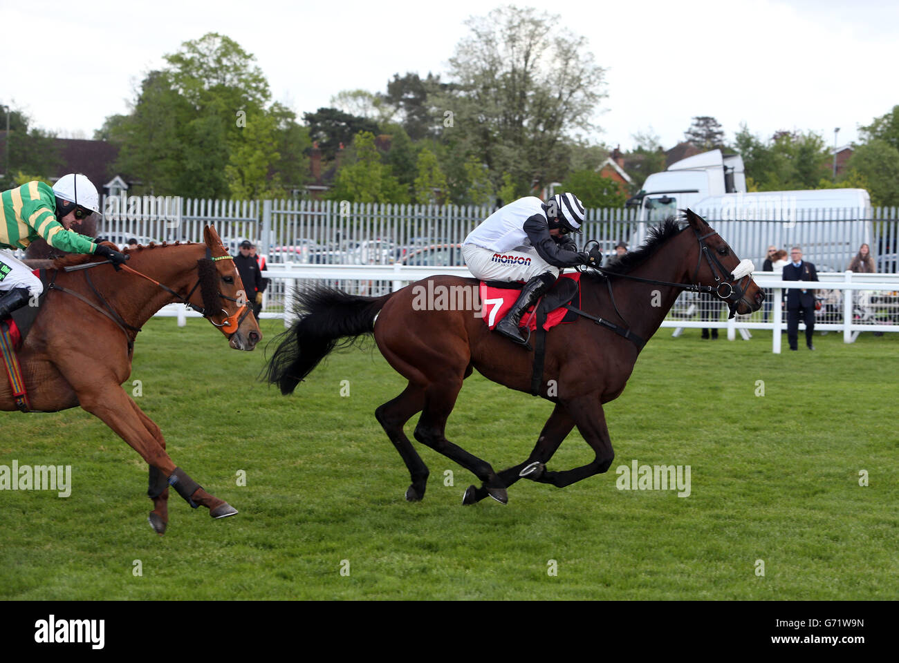 Ballinkerrig von Harry Skelton (rechts) gewinnt beim bet365 Jump Finale im Sandown Park, Sandown, den Handicap Steeple Chase von Josh Gifford-Anfängern. Stockfoto