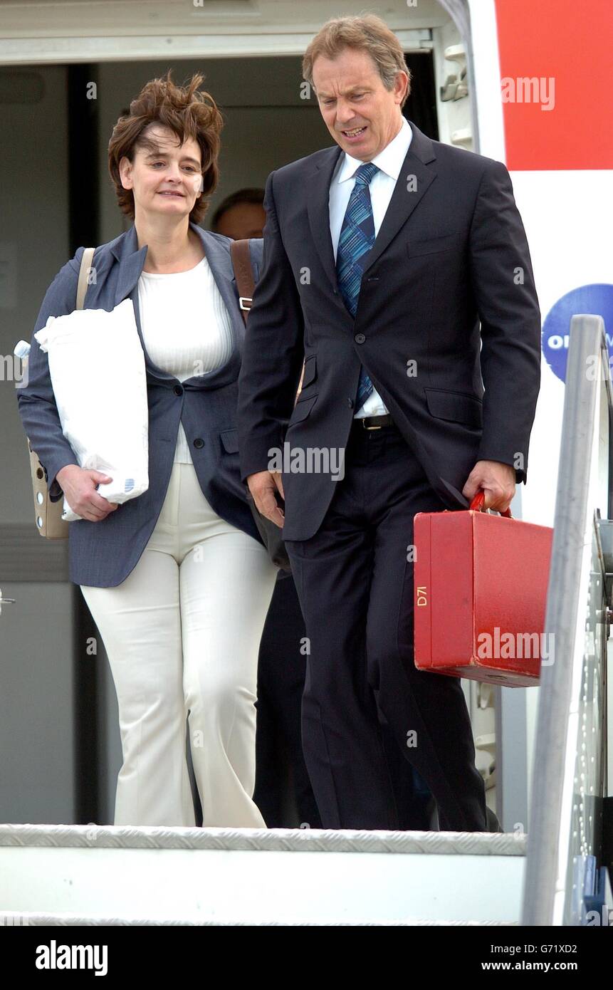 Der britische Premierminister Tony Blair und seine Frau Cherie auf dem Londoner Flughafen Heathrow, nachdem er an Ronald Reagans Beerdigung in Washington und dem G8-Gipfel teilgenommen hatte. Stockfoto