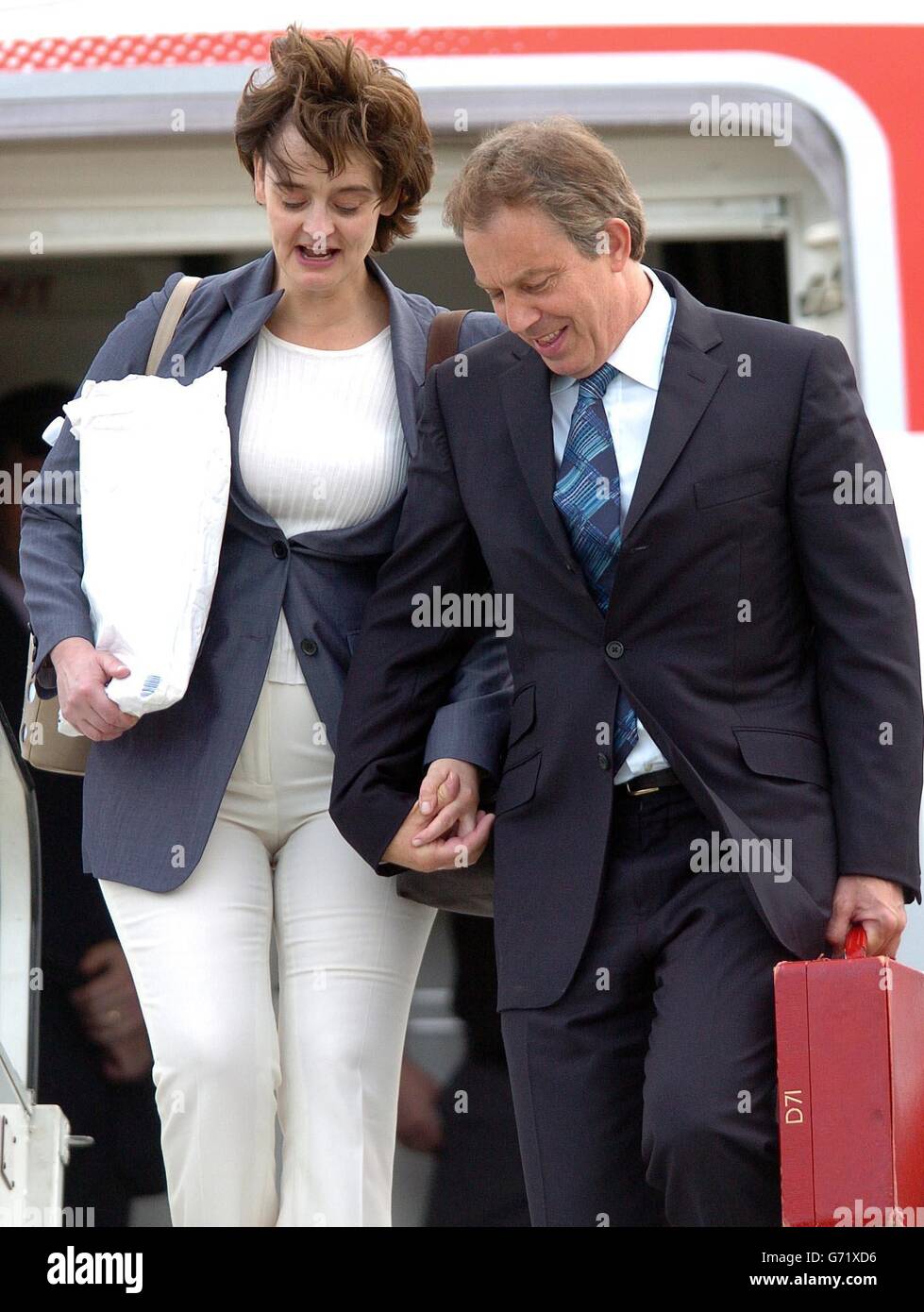 Der britische Premierminister Tony Blair und seine Frau Cherie auf dem Londoner Flughafen Heathrow, nachdem er an Ronald Reagans Beerdigung in Washington und dem G8-Gipfel teilgenommen hatte. Stockfoto