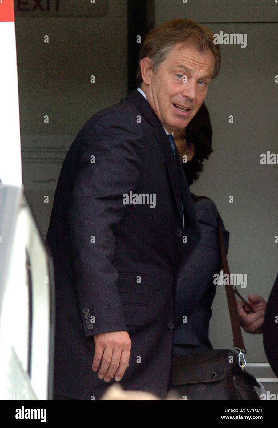 Der britische Premierminister Tony Blair und seine Frau Cherie auf dem Londoner Flughafen Heathrow, nachdem er an Ronald Reagans Beerdigung in Washington und dem G8-Gipfel teilgenommen hatte. Stockfoto