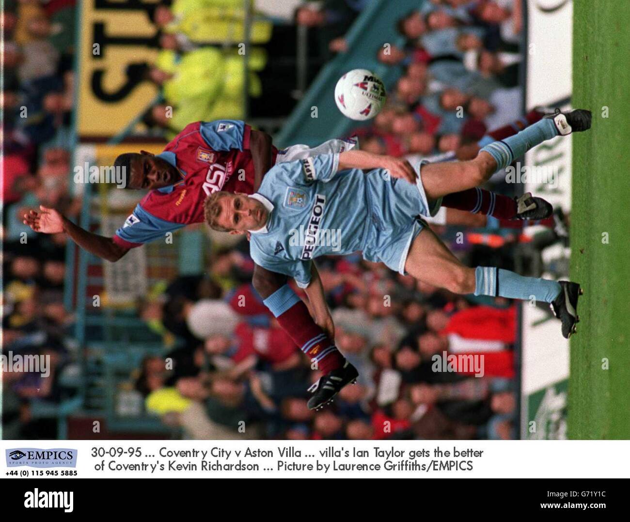 30-09-95 ... Coventry City V Aston Villa ... Villa's Ian Taylor bekommt das bessere von Coventry's Kevin Richardson ... Bild von Laurence Griffiths/EMPICS Stockfoto