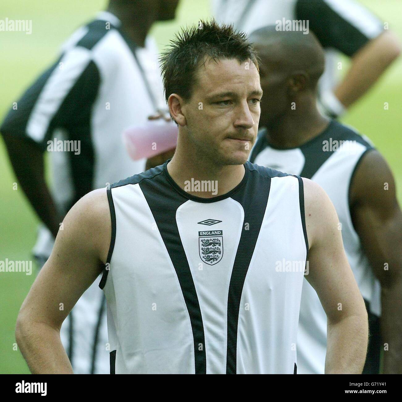 John Terry aus England während einer Trainingseinheit im Estadio da Luz National Stadium in Lissabon, Portugal, am Samstag, 12. Juni 2004, um sich auf das morgige Eröffnungsspiel der EM 2004 gegen Frankreich vorzubereiten Stockfoto