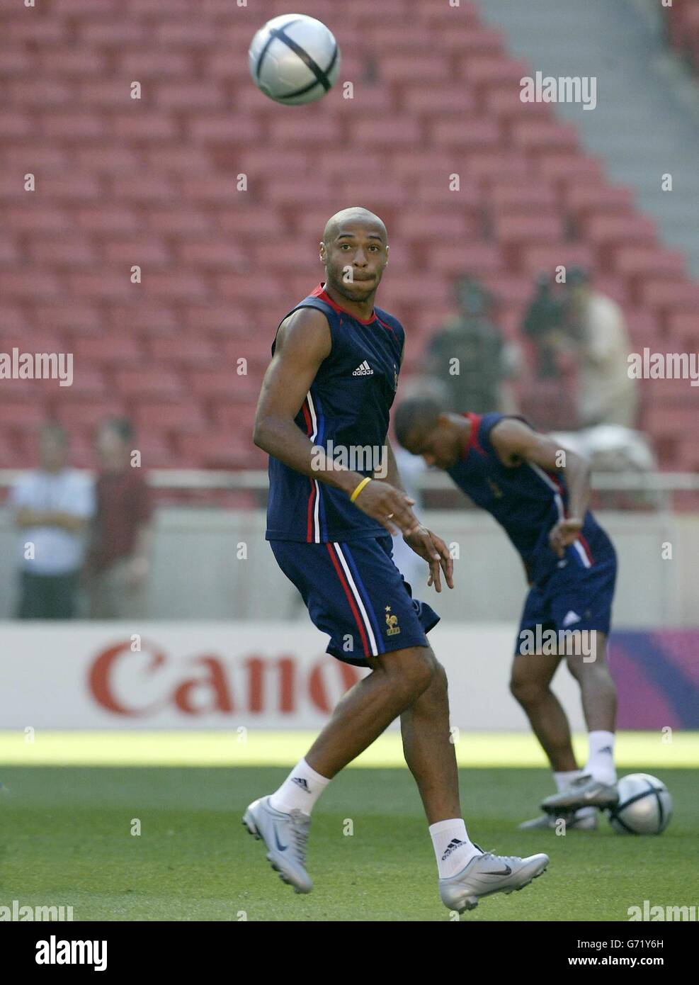 Der Franzose Thierry Henry beim Training auf dem Estadio da Luz in Lissabon, Portugal, Samstag, 12. Juni 2004 zur Vorbereitung auf das morgige EM 2004-Eröffnungsspiel gegen England. Stockfoto