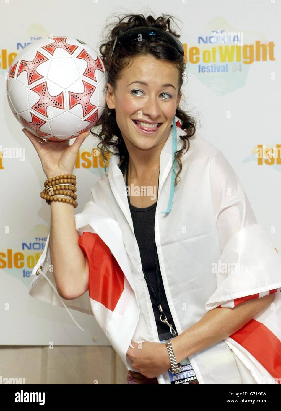 Leah Wood, die Tochter des Rolling Stone Gitarristen Ronnie Wood, zeigt ihre Unterstützung für England bei der Euro 2004, indem sie mit der St George Flag posiert während einer Fotocollage auf dem Isle of Wight Festival im Seaclose Park in Newport, Isle of Wight. Leah trat mit ihrer Band, der Leah Wood Group, auf dem Festival auf. Stockfoto