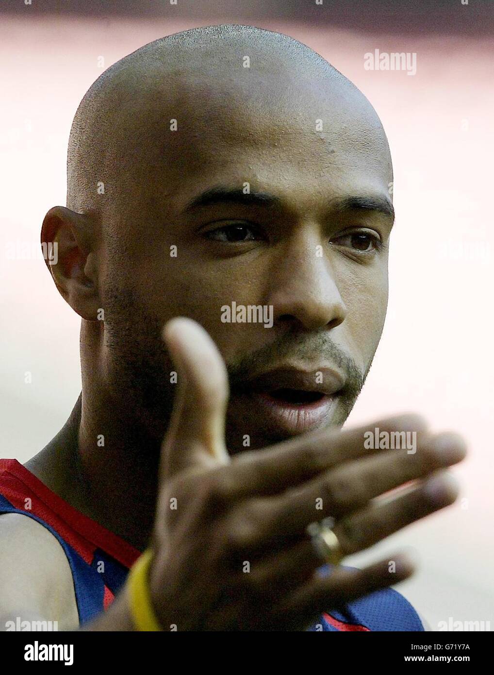 Der Franzose Thierry Henry beim Training auf dem Estadio da Luz in Lissabon, Portugal, Samstag, 12. Juni 2004 zur Vorbereitung auf das morgige EM 2004-Eröffnungsspiel gegen England. Stockfoto