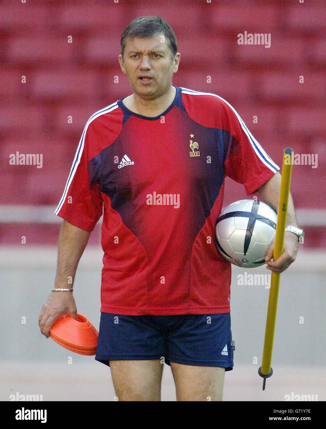 Frankreichs Trainer Jacques Santini beim Training auf dem Estadio da Luz in Lissabon, Portugal, Samstag, 12. Juni 2004, zur Vorbereitung auf das morgige EM 2004-Eröffnungsspiel gegen England Stockfoto