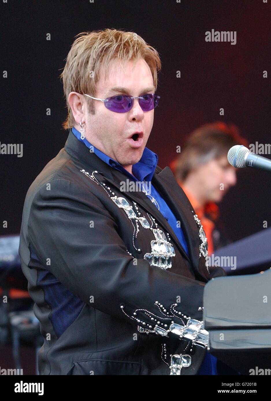 Sir Elton John tritt live auf der Bühne im Ashton Gate Stadium des Bristol City Football Club auf. Stockfoto