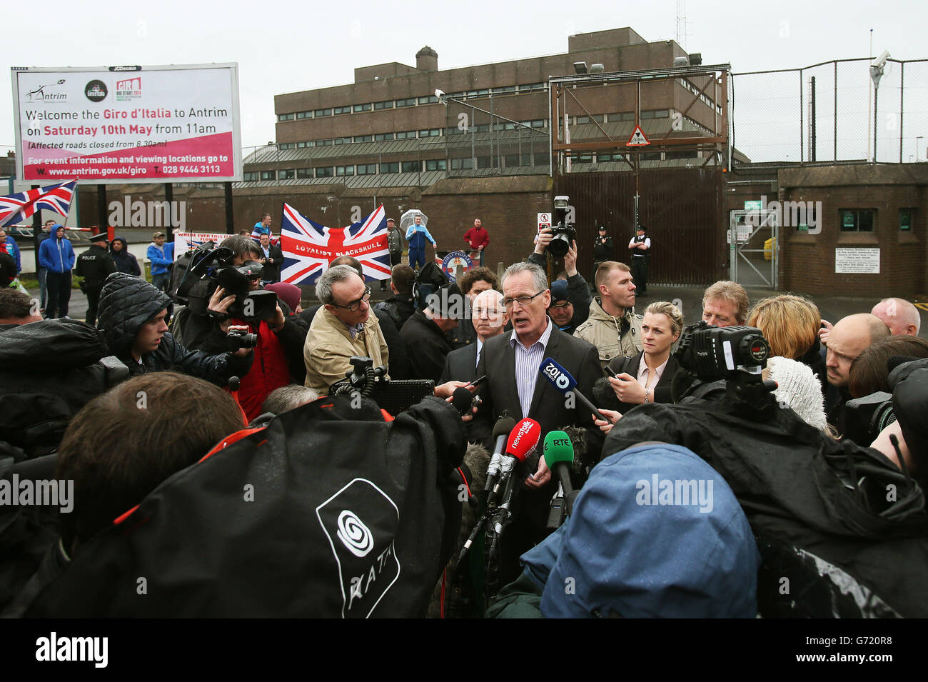 Sinn Fein's Gerry Kelly (Mitte) spricht mit den Medien vor der Antrim Polizeistation, nachdem sie Sinn Fein Präsident Gerry Adams besucht haben. Stockfoto