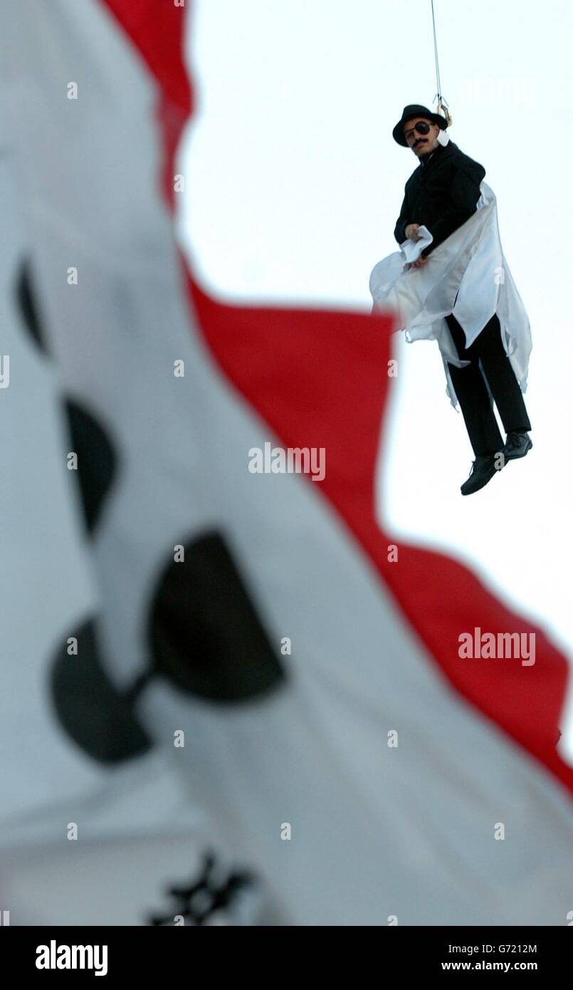Straßenkünstler, die eine Szene aus James Joyces 'Ulysses' in der O'Connell Street, Dublin, zum 100. Jahrestag des Bloomsday aufführen. Stockfoto