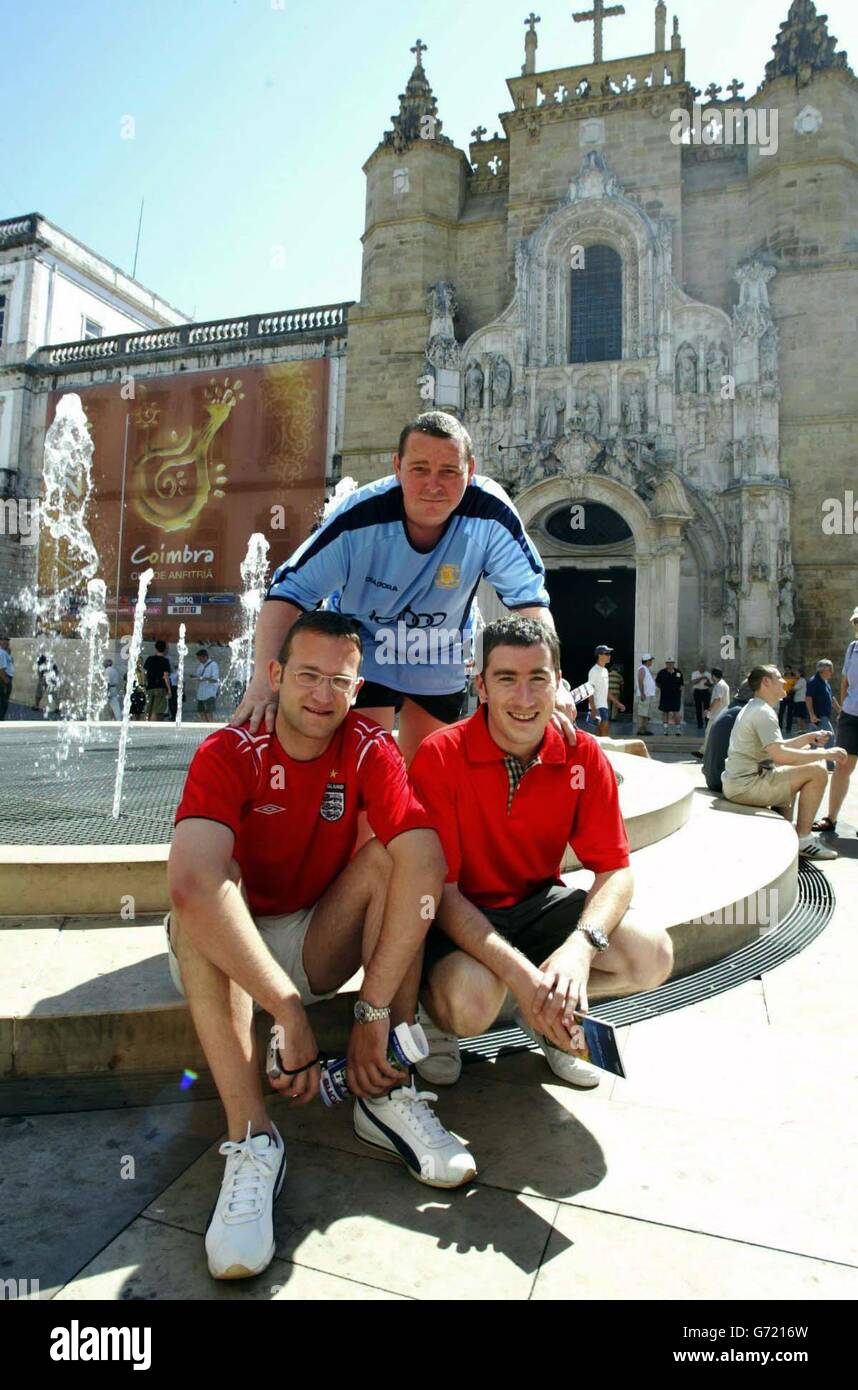 England-Fans von links, Mark Devaney, Karl Robinson und Steven Taylor aus Bradford, entspannen sich auf Coimbra's 8. Mai Platz vor dem England gegen die Schweiz Spiel. Stockfoto