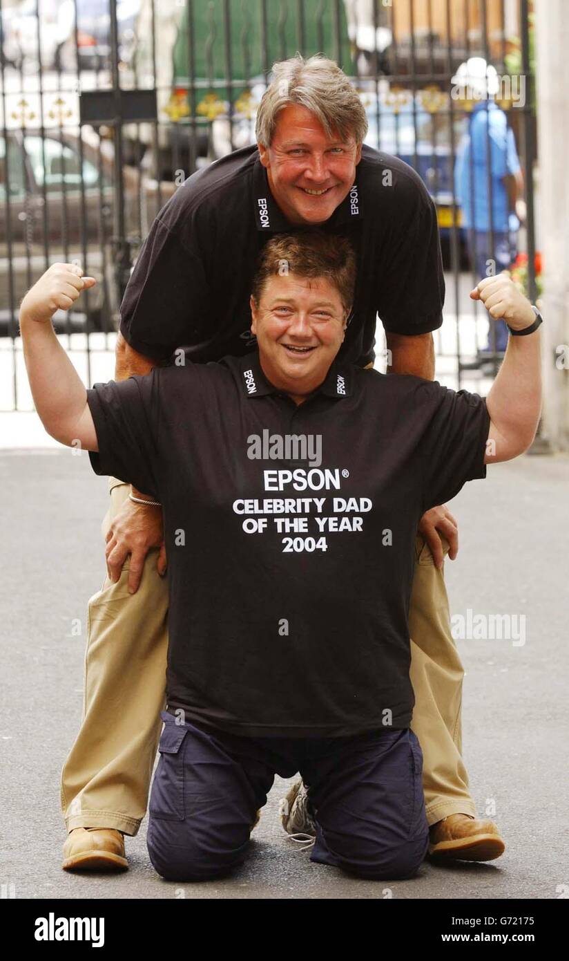 Tommy Walsh, Moderator der Ground Force, und Jono Coleman, DJ von Heart FM (vorne), feierten bei einer Fotocolall ihren Gewinn des Epsom Celebrity Dad of the Year 2004 vor dem Grovesnor House Hotel im Zentrum von London. Stockfoto