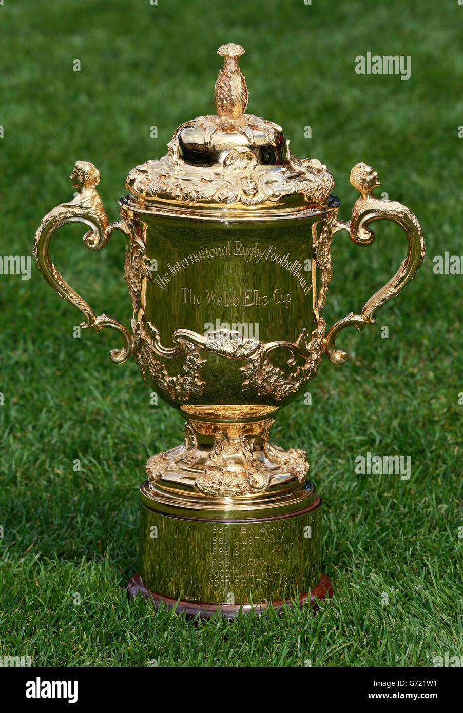 Der William Webb Ellis Cup in Twickenham anlässlich der 500 Tage und die Kartenverkaufstermine für die Rugby-Weltmeisterschaft 2015 während der WM-Fotoausstellung 2015 im Twickenham Stadium, London. Stockfoto