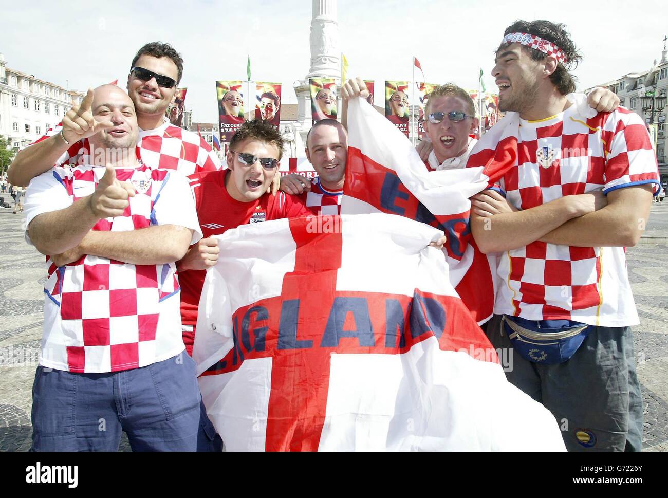 Fußballfans aus England und Kroatien treffen sich auf dem Rossio-Platz in Lissabon, bevor sich die beiden Teams bei der EM 2004 im Estadio Da Luz treffen. Stockfoto