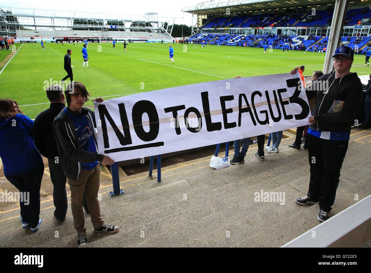 Die Fans von Peterborough United protestieren gegen die vorgeschlagenen Pläne der League 3 vor der Sky Bet League One, dem Play-off Semifinale, First Leg an der London Road, Peterborough. Stockfoto