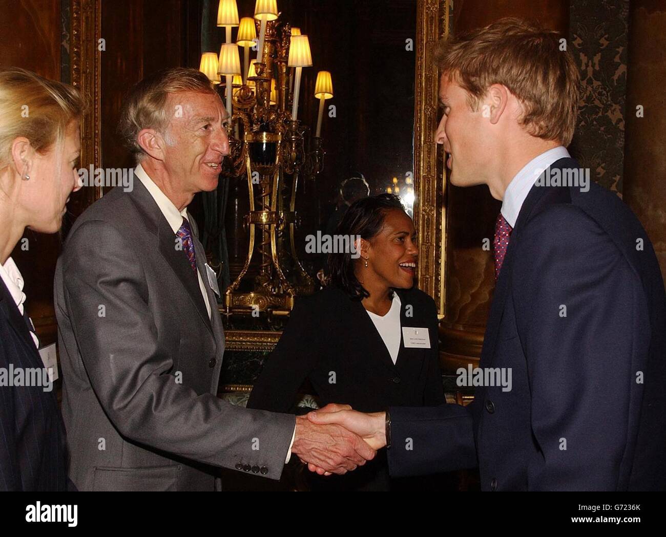 Prinz William (rechts) schüttelt sich die Hände mit David Hemery - Olympischer Goldmedaillengewinnerin der 400-Meter-Hürde bei den Olympischen Spielen 1968 in Mexiko während eines Empfangs im Buckingham Palace für die Menschen, die an der Bewerbung Londons um die Olympischen Spiele 2012 beteiligt waren. Eine Sprecherin aus London 2012 sagte, dass der Empfang organisiert wurde, um den an der Olympischen Bewerbung in London 2012 Beteiligten zu danken und dass die Veranstaltung auch dem Team und seinen Unterstützern und Botschaftern viel Glück für den Rest der Kampagne wünschen würde. Stockfoto