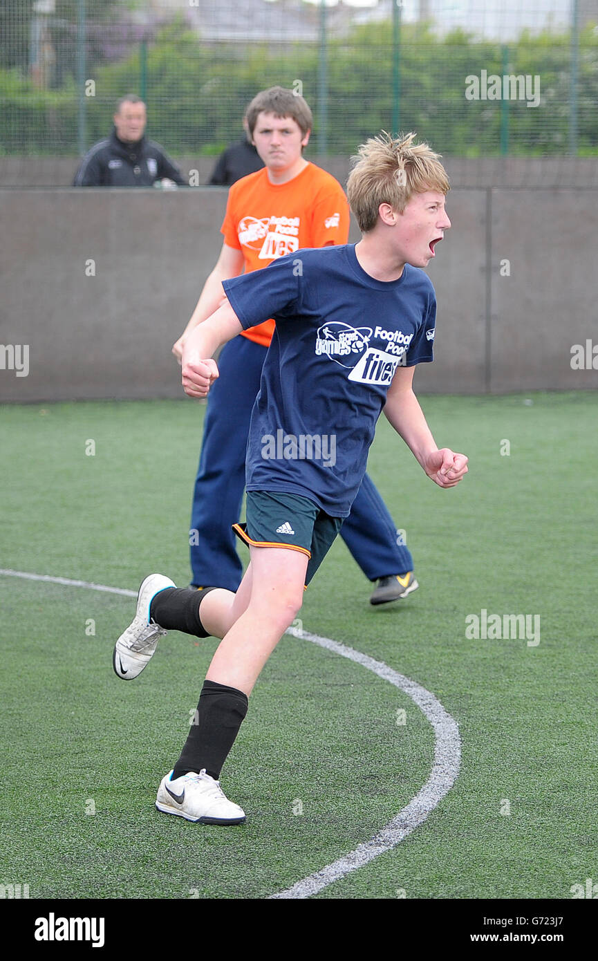 Fußball - StreetGames Fußball Pools Fives - Ziele Plymouth. Ein Tor wird während der StreetGames Football Pools Fives bei Goals Plymouth in Plymouth gefeiert. Stockfoto