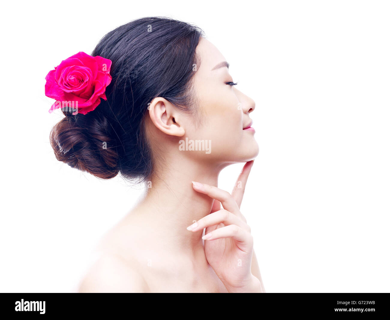 Studio-Porträt einer jungen asiatischen Frau, Augen geschlossen, Side View, isoliert auf weiss. Stockfoto
