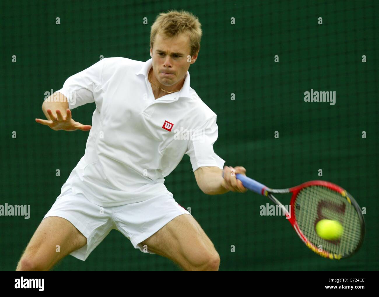 Der britische Mark Hilton in Aktion, bevor er Albert Costa aus Spanien besiegt hat 6:1/6:4/6:3 bei den Lawn Tennis Championships in Wimbledon, London. NUR FÜR REDAKTIONELLE ZWECKE, KEINE VERWENDUNG VON MOBILTELEFONEN. Stockfoto