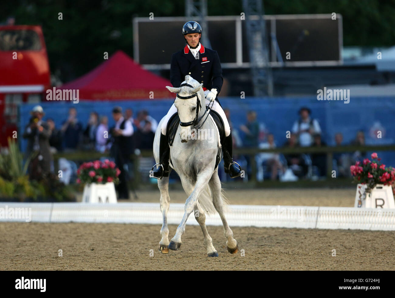 Der britische Michael Elberg Half Moon Delphi tritt bei der Royal Windsor Horse Show im Windsor Castle, London, im FEI Grand Prix Freestyle an. Stockfoto