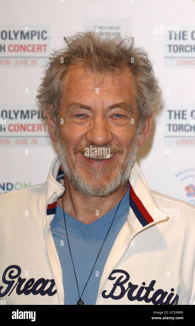 Schauspieler Sir Ian McKellen posiert hinter der Bühne für Fotografen, bevor er beim Olympic Fackel Concert in der Mall im Zentrum von London auftrat, einem kostenlosen Konzert, das von Visit London und der Greater London Authority organisiert wurde, um die Ankunft der olympischen Fackel in London zu feiern. Stockfoto