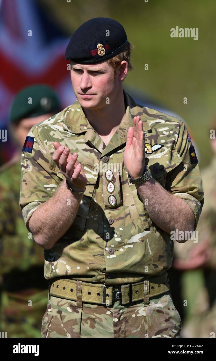 Prinz Harry trifft auf Truppen der estnischen Armee bei einer Militärübung in Sangaste am zweiten Tag seiner Reise nach Estland. Stockfoto