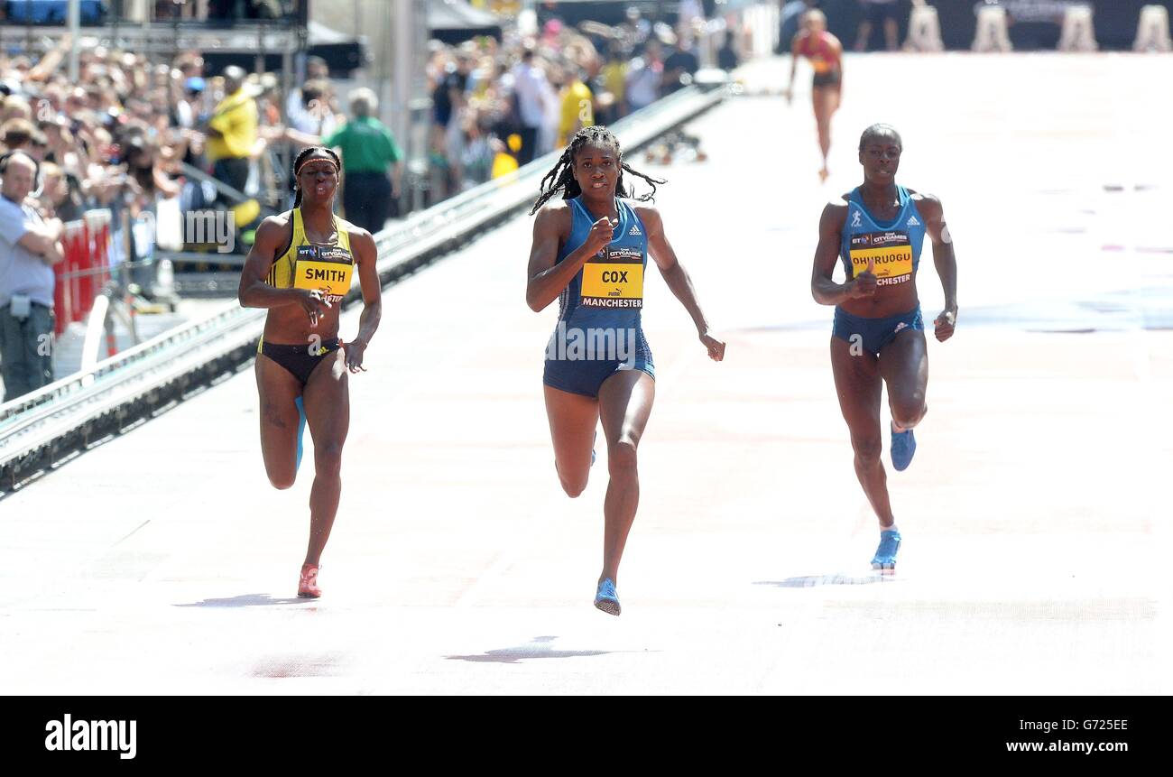 Shana Cox aus Großbritannien gewinnt die Womens 200m in Deansgate, Manchester, mit Stacey-Ann Smith (links) und Christine Ohuruogu (rechts), während der BT Great CityGames im Stadtzentrum von Manchester. Stockfoto