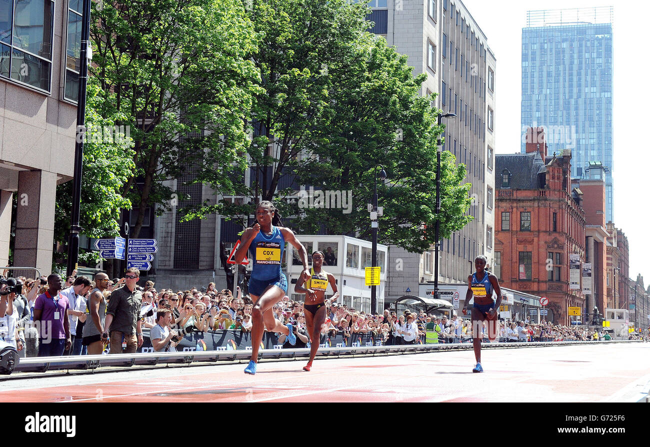 Shana Cox (links) gewinnt mit Stacey-Ann Smith (links) und Christine Ohuruogu (rechts) die 200 m langen Damen-Rennen in Deansgate, Manchester, während der BT Great CityGames im Stadtzentrum von Manchester. Stockfoto