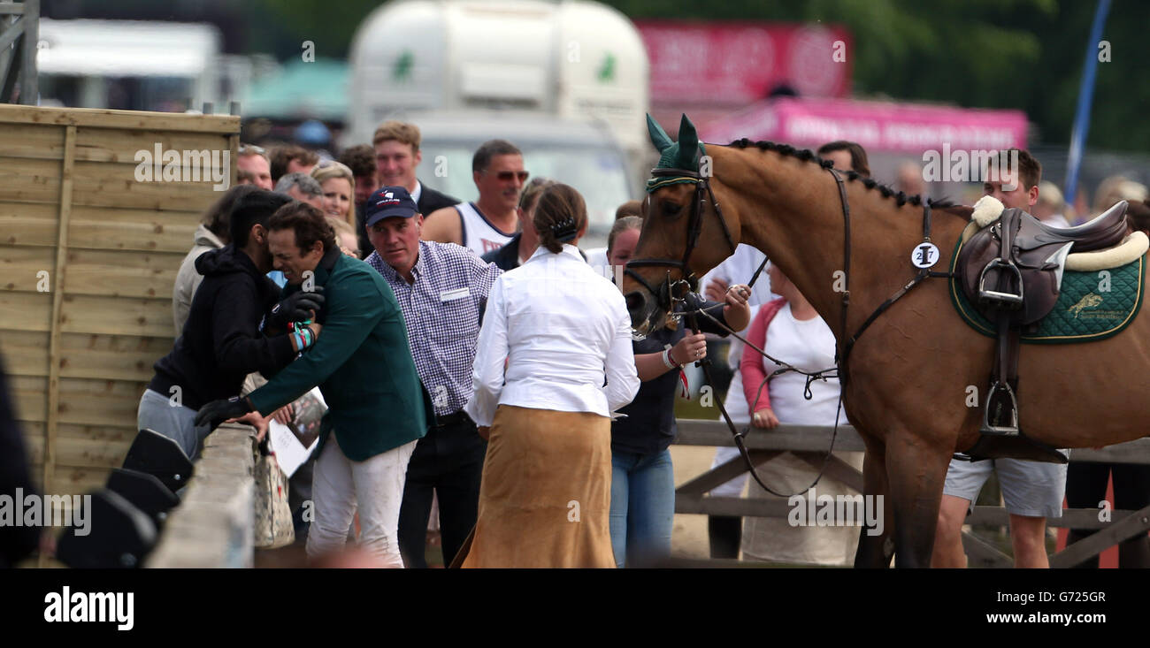 Der Saudi-arabische Abdullah Alsharbilly, der Tobalio reitet, wird von seinem Pferd geworfen, nachdem er während der Royal Windsor Horse Show im Windsor Castle, London, den King's Cup gewonnen hat. Stockfoto